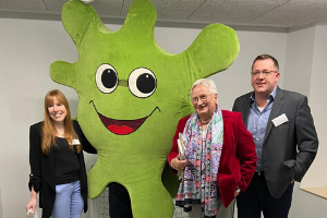 
		Kita-Leitung Hilke Land, Ilse Wehrmann und Nils Hofert vom pme Familienservice feiern zusammen mit Maskottchen Karl Klecks
	